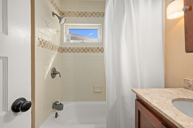 Building Photo - 32 Charles St