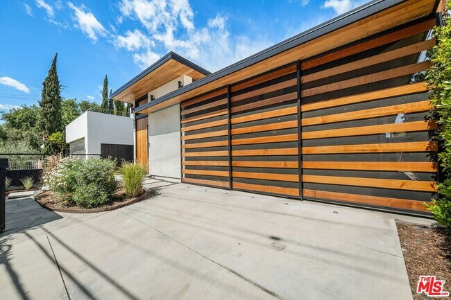 Building Photo - 8617 Higuera St