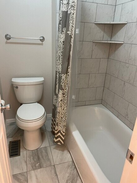 Bathtub and shower - 4165 Monroe Dr