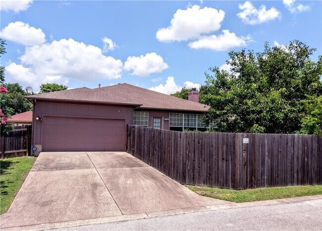Building Photo - 1041 Disraeli Cir