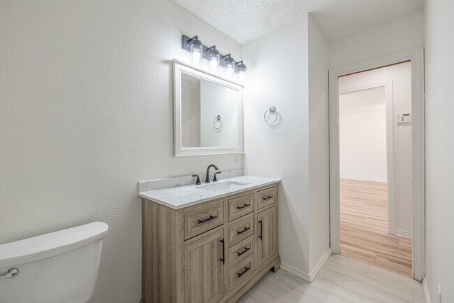 Building Photo - Beautifully Renovated 2-bedroom, 1-bathroom home!