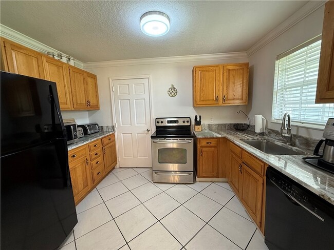 Building Photo - 2015 15th Ln