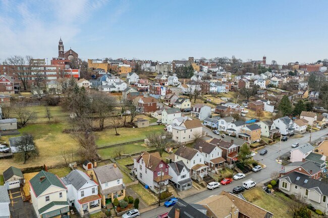 Building Photo - SCORE 50% OFF 1ST MONTH'S RENT IF SIGNED BY DEC 12! Newly renovated 2 bedroom home in Carrick ava...