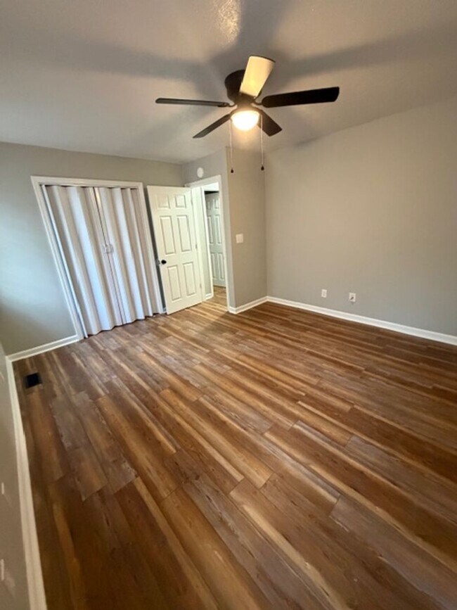 Building Photo - 431 Sentry Oaks Dr