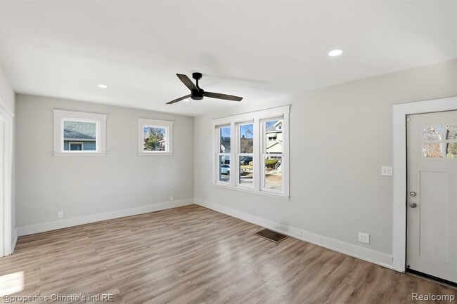 Building Photo - 1953 Brighton St