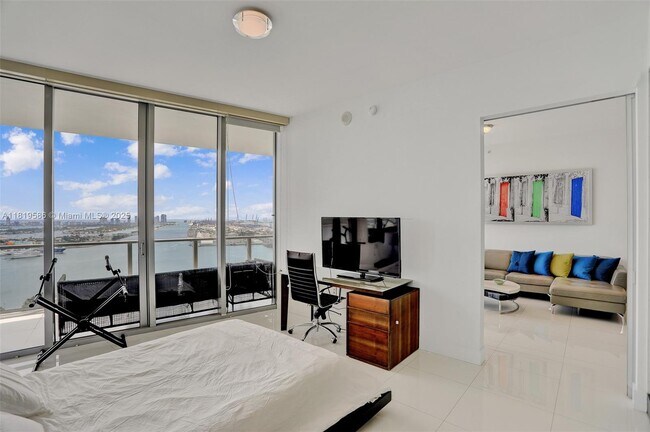 Building Photo - 1100 Biscayne Blvd