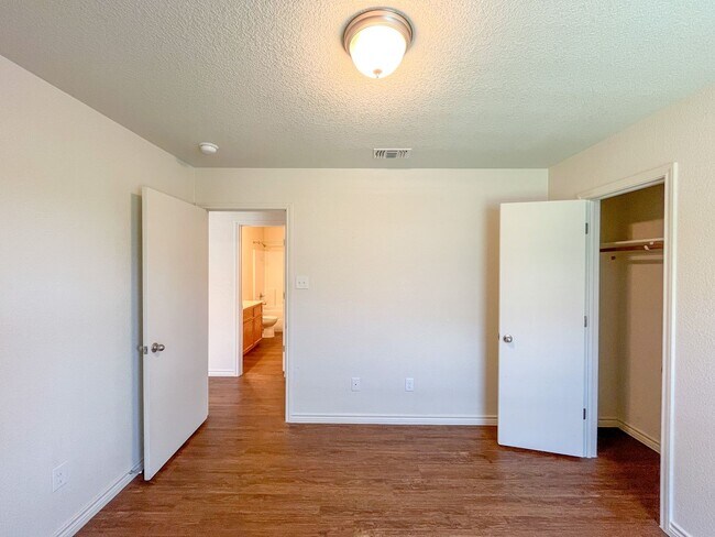 Building Photo - 1517 Justin Lp