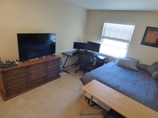 Building Photo - $0 DEPOSIT OPTION. SPACIOUS TRI-LEVEL HOME...