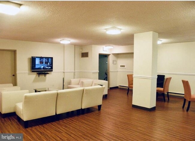 Building Photo - 2059 Huntington Ave