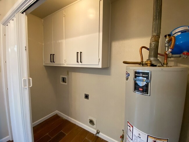 Building Photo - WHISPERING OAKS RARE FIND 3 BD/2 BA AVAILABLE APRIL 7TH!