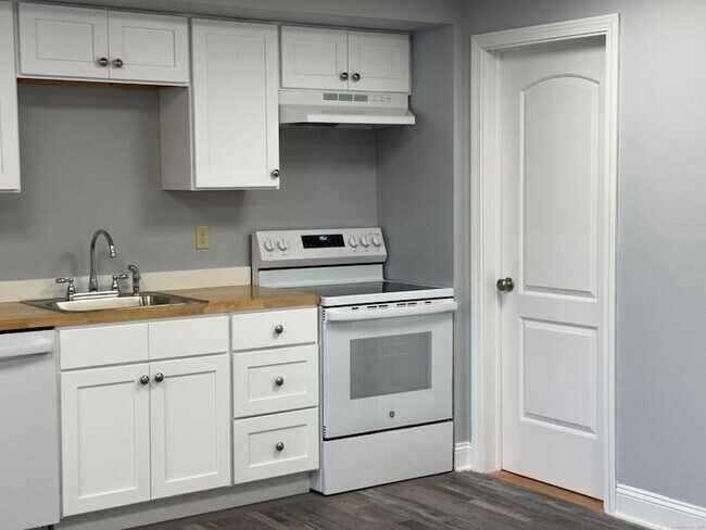 Building Photo - 211 Montowese St