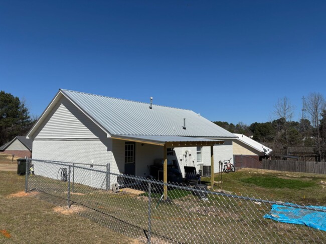 Building Photo - 2 Bedroom 2 Bath Fenced Yard