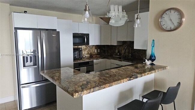 Building Photo - 3140 S Ocean Dr