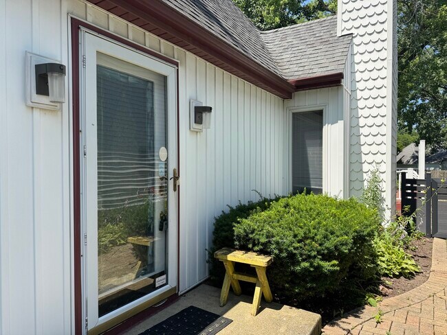 Building Photo - 6652 Fernwood Dr