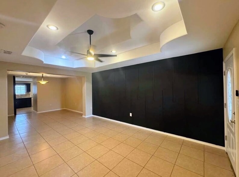 Building Photo - 1110 W Gardenia Ave