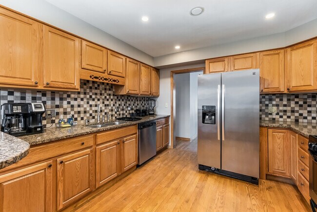 Building Photo - 336 N Walnut St