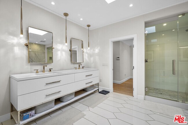 Building Photo - 23255 Mariposa De Oro St