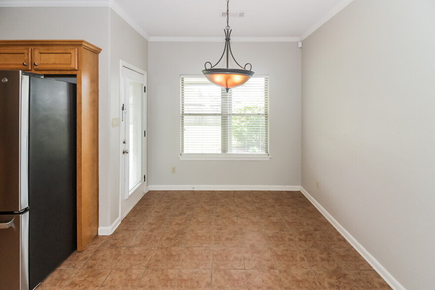 Building Photo - 450 Green Willow Cove