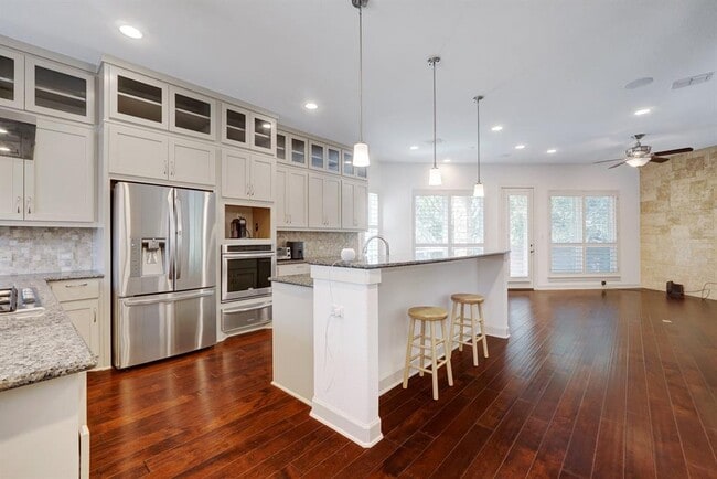 Building Photo - 6533 E Hill Dr