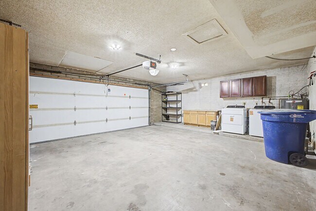 Building Photo - Great Tempe Home with Diving Pool