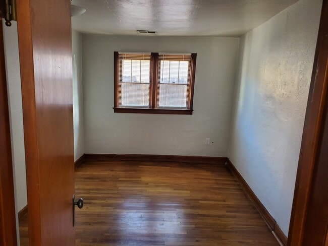 Building Photo - 900 E Myrtle St