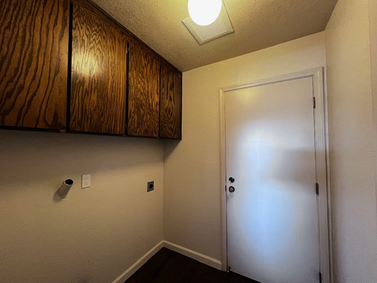 Building Photo - 2221 Pinehurst Way