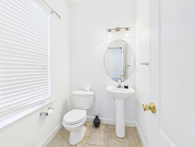 Building Photo - Stunning 4-Bedroom, 2.5-Bathroom Home in t...