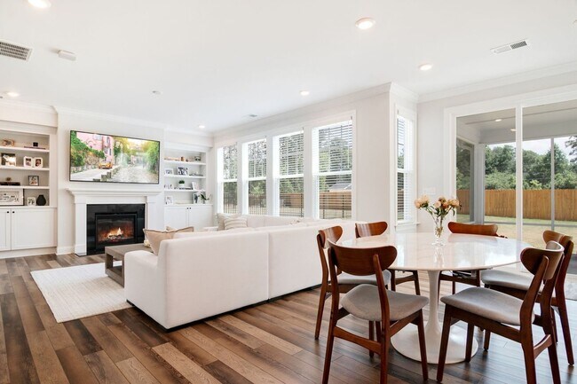 Building Photo - Chapel Hill 5 Bedroom/ 3 bath Home Gourmet Kitchen Fireplace and Fenced yard!