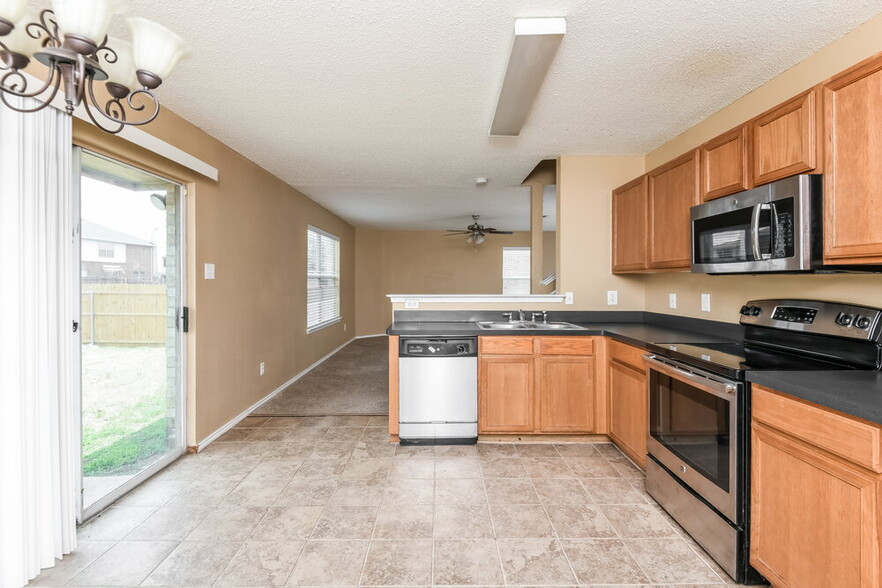 Building Photo - 949 Canary Dr