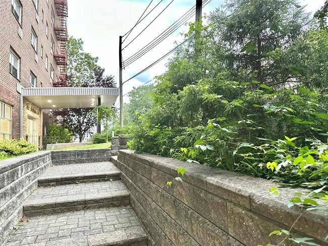 Building Photo - 3240 Riverdale Ave