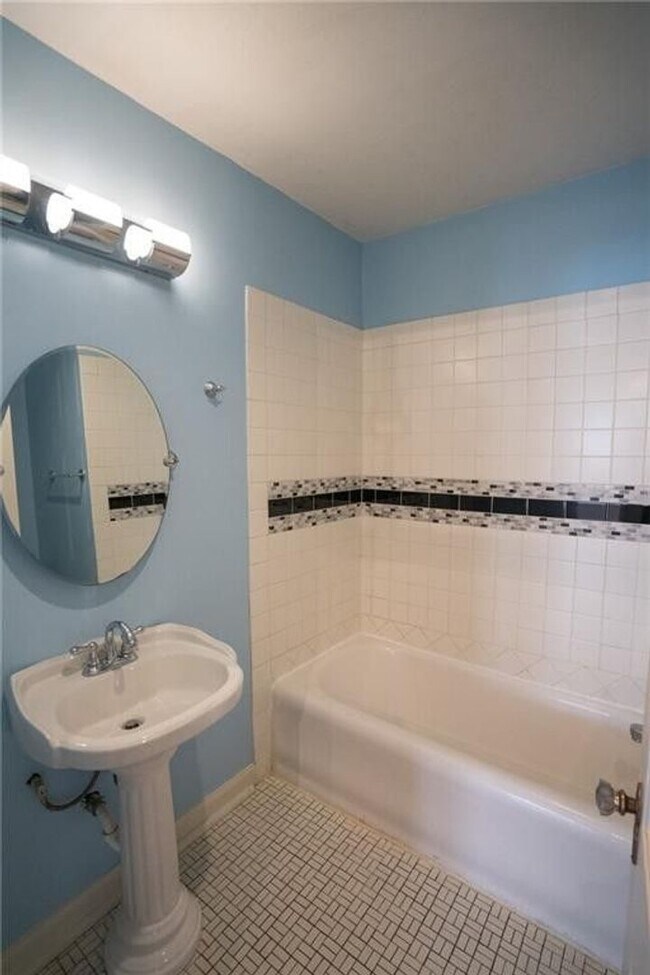 Building Photo - Home in Crestwood + Near Plaza + 3 bedrooms + 2 bathrooms