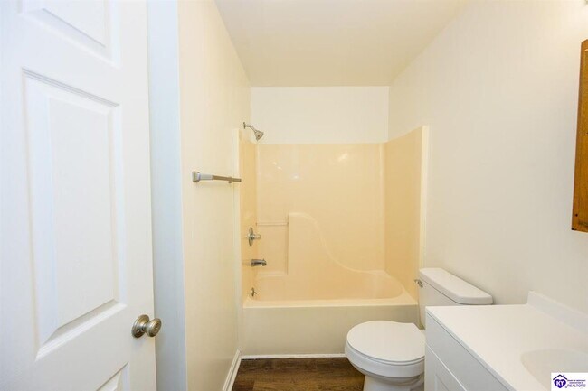 Building Photo - 113 College Street Rd