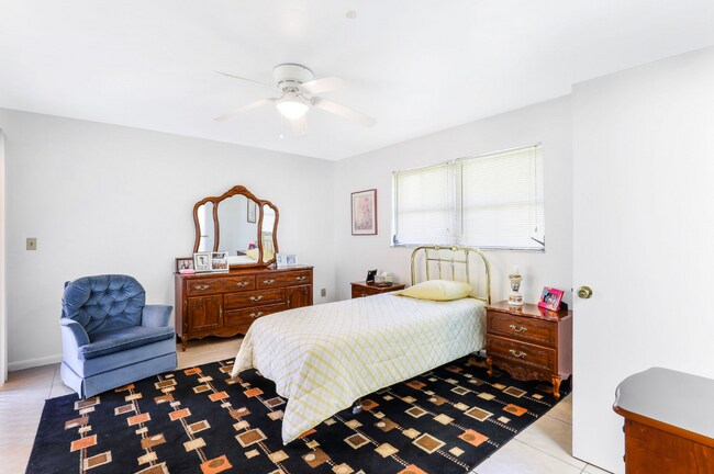 Building Photo - 504 SE 6th Ter