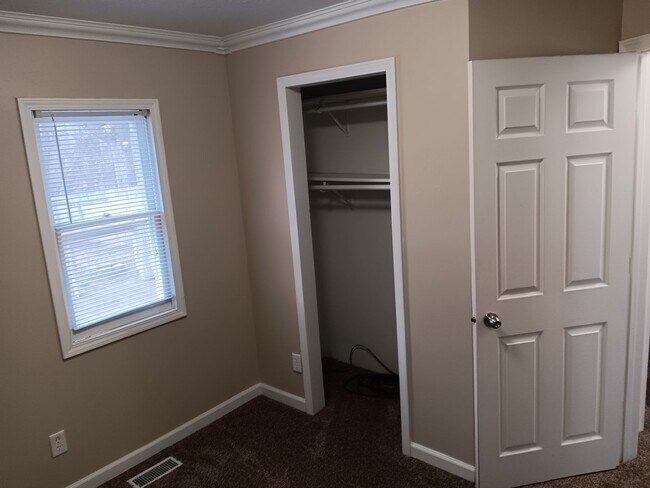 Building Photo - 3 Bedroom Home with Detached Garage