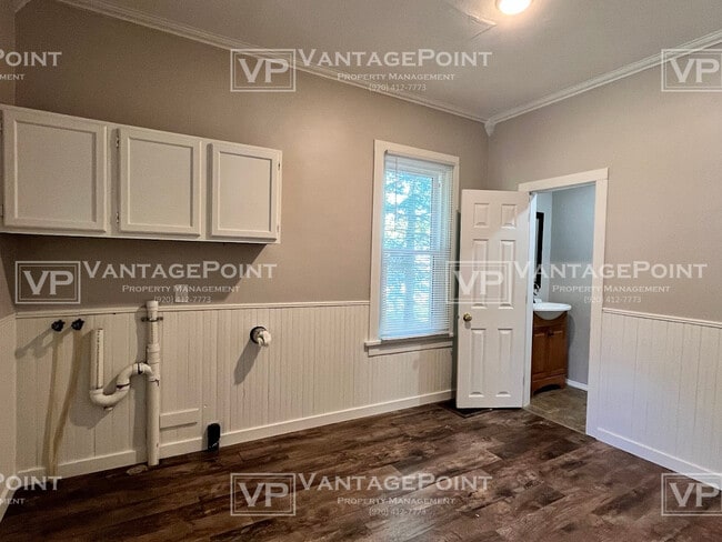 Building Photo - 370 S Main St