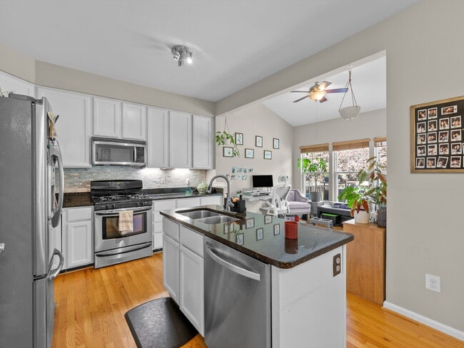 Building Photo - Elegant Colonial Townhome Living in Histor...