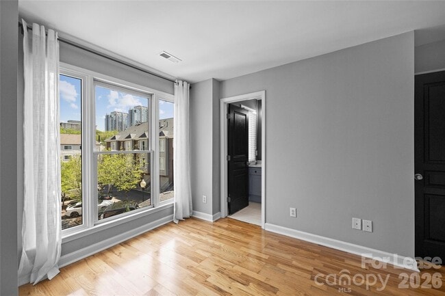 Building Photo - 343 W 7th St