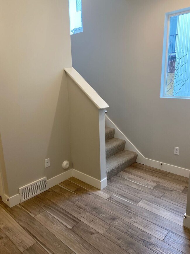 Building Photo - 2 WEEKS FREE - New 4 Bed 3 Bath Townhome Available mid-July in American Fork!