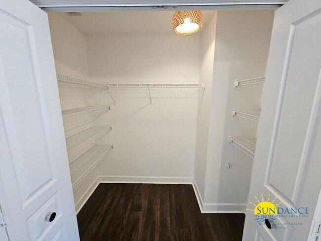 Building Photo - 360 Tradewinds Dr