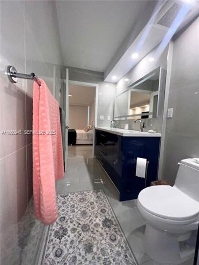 Building Photo - 100 Bayview Dr