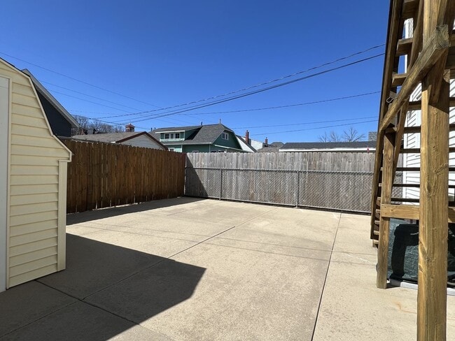 Building Photo - DUBUQUE:  NICE Duplex, hardwood floors, Ce...
