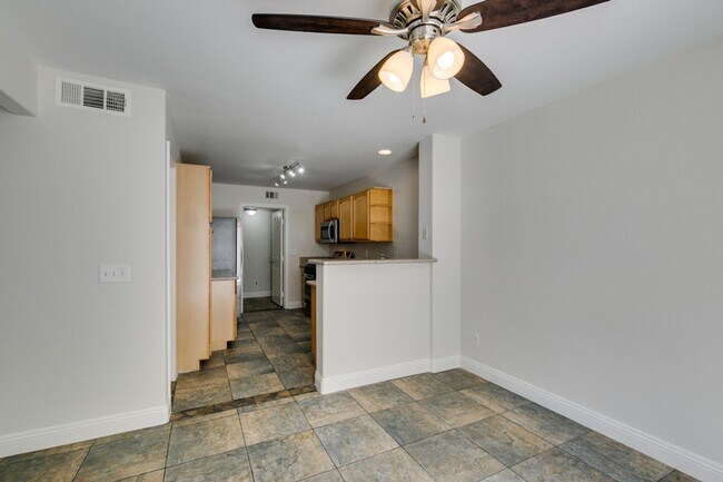 Building Photo - Modern 2 Bed, 2.5 Bath Henderson Townhome