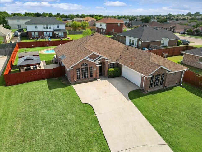 Building Photo - 521 E Robin Ct