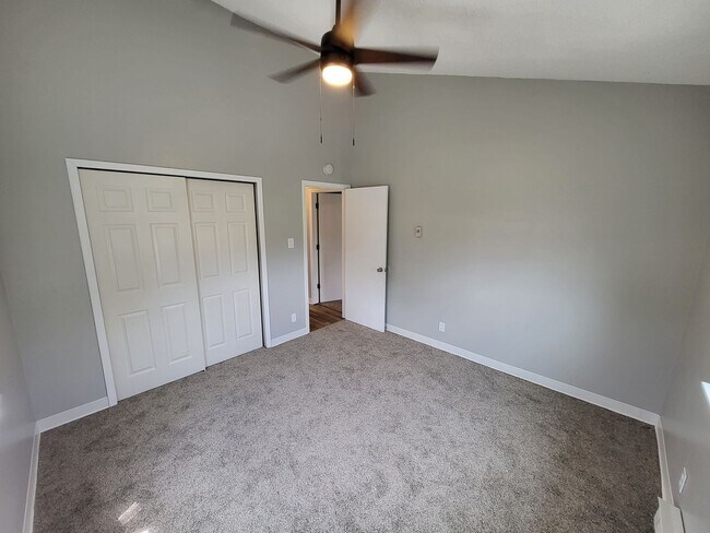 Building Photo - Vaulted Ceilings & Modern Two Bedroom in L...