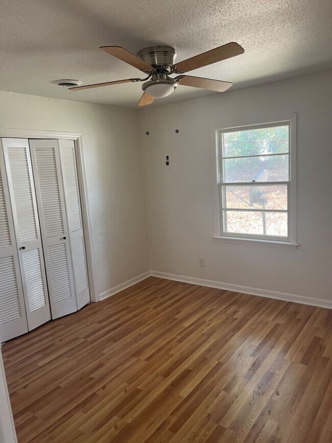 Building Photo - 1115 Oakwood Dr