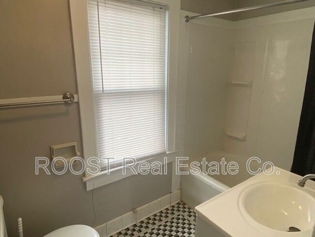 Building Photo - 437-437-437-432 W Harding Rd