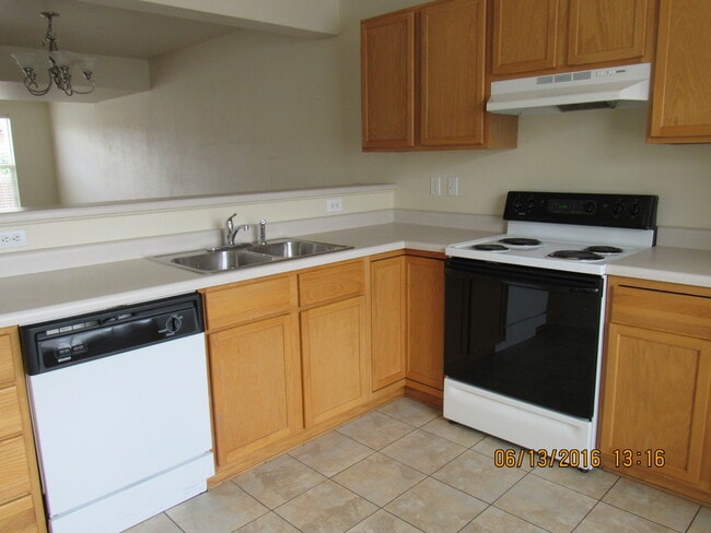 Building Photo - TWO STORY CONDO IN RIFLE!