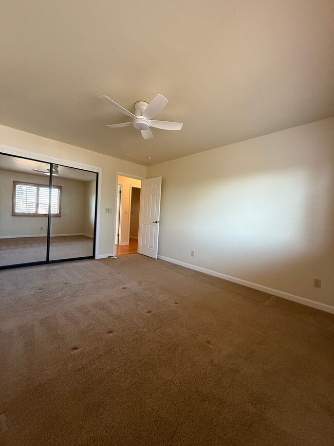 Building Photo - 3 bedroom, 3 bathroom home located in the ...