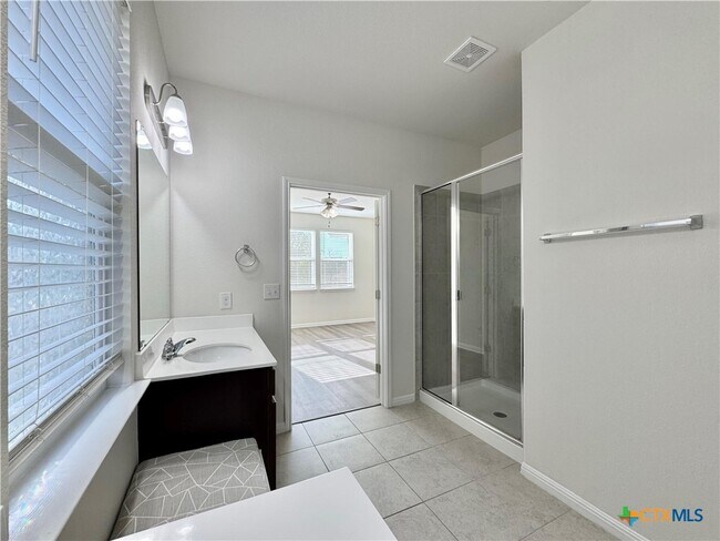 Building Photo - 320 La Escalera Dr