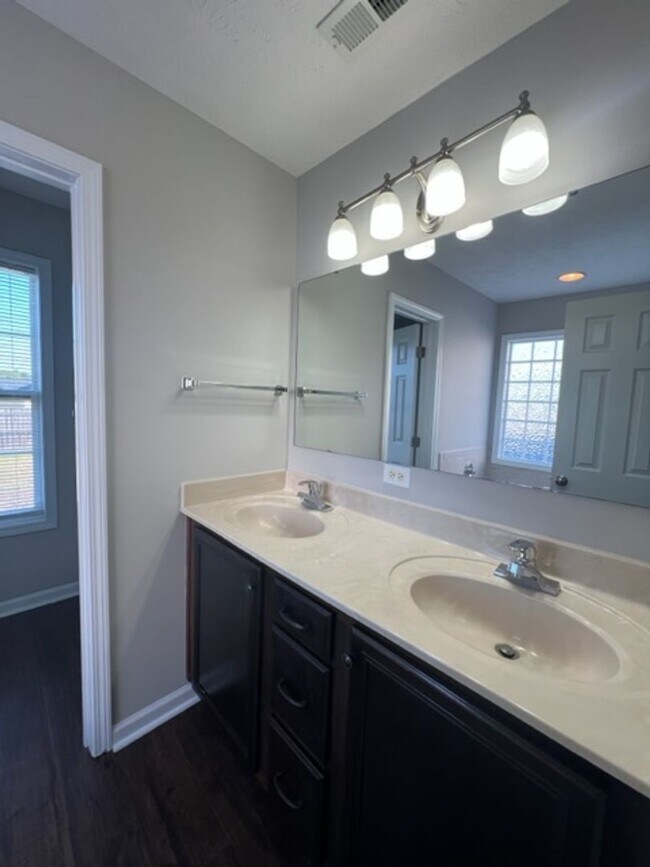 Building Photo - Beautiful 3 Bed Ranch with Fenced Backyard